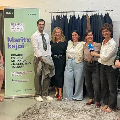 Maritxu Kajoi dotore dator bigarren eskua baliatuz